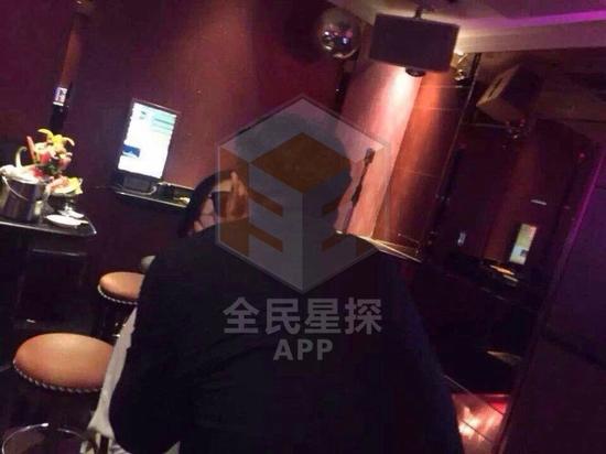 主持人田源與神秘辣妹夜店尋歡 忘情激吻