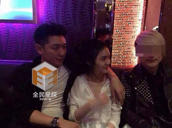 主持人田源與神秘辣妹夜店尋歡