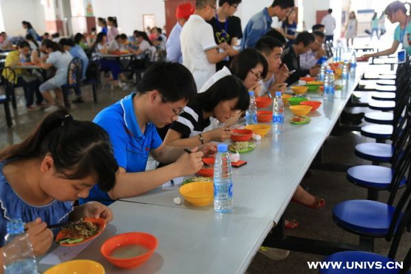 小廚藝大課堂:安徽師大舉辦學(xué)生炊事體驗(yàn)活動