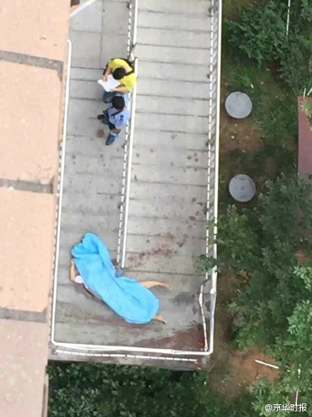 濟南發(fā)改委一官員墜樓身亡 記者采訪被圍毆(圖