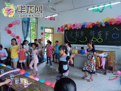 夢想課堂上志愿者和留守兒童一起跳《小蘋果》