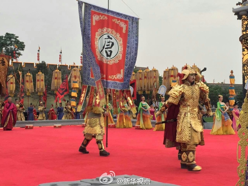 西安仿古式迎莫迪:仿古武士和宮女列隊迎接(組