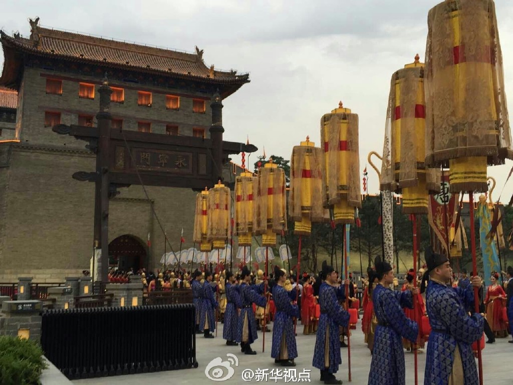 西安仿古式迎莫迪:仿古武士和宮女列隊迎接(組