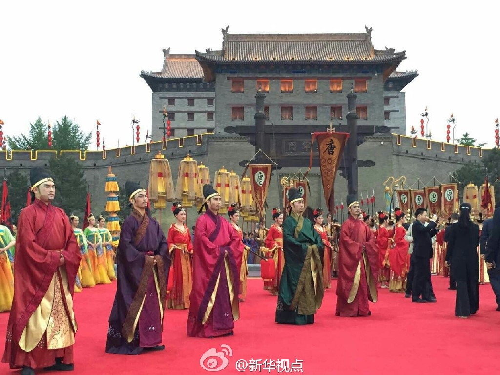西安仿古式迎莫迪:仿古武士和宮女列隊迎接(組
