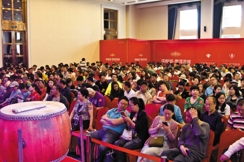 5月23日,沈陽人居年度大事—中航城·兩河流域盛大開盤,千億央企中航沈陽開河鉅作,不負全城期待耀世首發(fā)。當日首批御河高層、觀瀾洋房面市,幾近秒奪一空,開盤勁銷3.3億元,創(chuàng)沈陽地產熱銷傳奇!