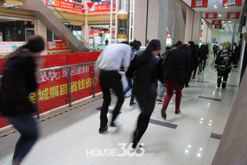 消防演習中 消防員正指引員工撤離 消防演習中 消防員正指引員工撤離