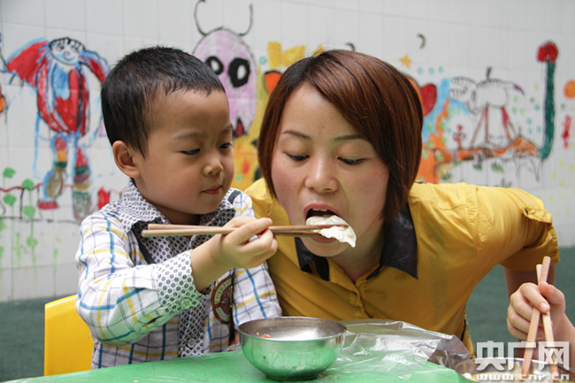 四川高縣:別樣兒童節(jié) 幼兒展廚藝
