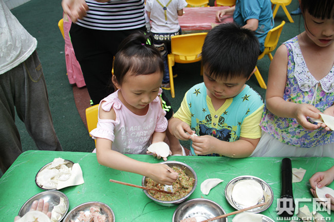 四川高縣:別樣兒童節(jié) 幼兒展廚藝
