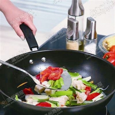 溫州商報聯合溫州市金鼎美食培訓學校推出時尚家庭廚藝班,通過6個周末的學習,讓你學會家庭廚藝。此廚藝班的不同之處在于從家庭制作菜肴這個角度出發,在系統地介紹烹飪知識的基礎上,教會你如何運用簡單易行的方法,將普通的原料制作成美味佳肴。