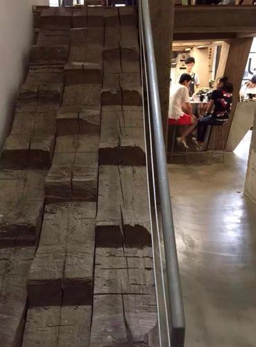 極有家把家居展搬到了何以琛的辦公室里