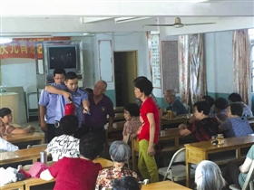 石獅湖濱街道仙跡社區(qū)老人學(xué)消防知識(shí)