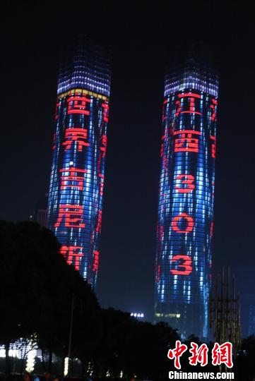 江西雙子塔超迪拜塔 成“世界最大LED照明幕墻”