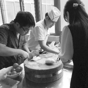 暑假里南大互助課堂辦得挺熱鬧 大學生給后勤師