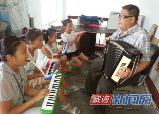 失明老人義務辦音樂課堂 已免費教授學生十幾人
