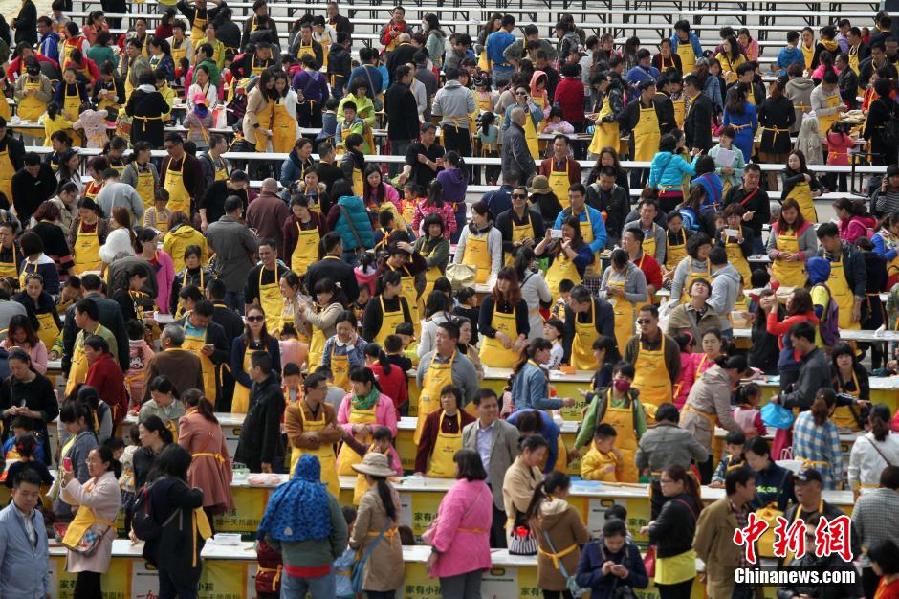 河南18地17000人同時包餃子 創＂世界最大烹飪課＂吉