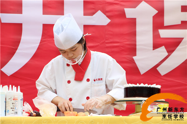 廣州新東方烹飪學(xué)校美食公開課之康靈芝大師來校授課