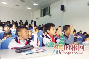 學生們在課堂上積極舉手發言
