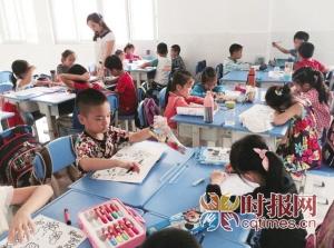 在課程輔助活動中學生們選擇美術課