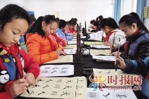 學生們認真練習書法