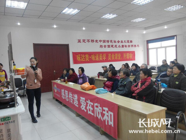 工作站人員講解烹飪課。詹曉月 攝