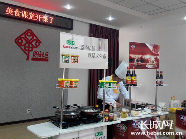廚師長(zhǎng)現(xiàn)場(chǎng)示范。詹曉月 攝