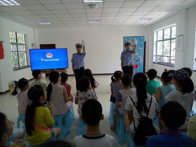 渝中警方走進(jìn)浮圖關(guān)社區(qū) 教授托管兒童安全游泳課程