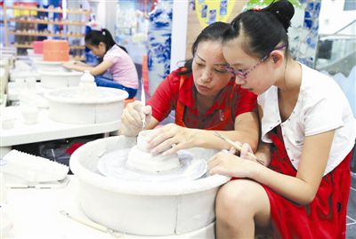 8月12日，一些中小學生正在江西非物質文化遺產樟樹林展示館學習制作陶瓷。暑假期間，該館推出的觸屏拉坯、民間剪紙、刻本等互動體驗，極大地豐富了中小學生的暑期生活。