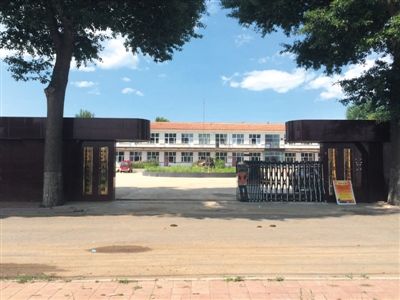 8月9日,文匯中學(xué)大門口已掛上鄉(xiāng)政府四套班子的銘牌,白色建筑為文匯報(bào)捐資重建的主教學(xué)樓。新京報(bào)記者 林斐然 攝 8月9日,文匯中學(xué)大門口已掛上鄉(xiāng)政府四套班子的銘牌,白色建筑為文匯報(bào)捐資重建的主教學(xué)樓。新京報(bào)記者 林斐然 攝