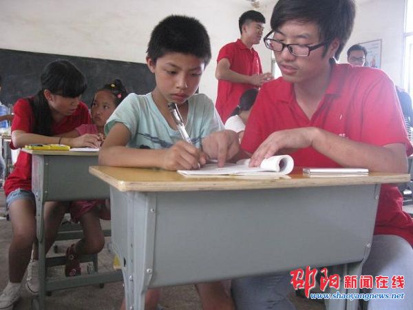 邵陽(yáng)學(xué)院學(xué)子幫扶留守兒童 開(kāi)啟一對(duì)一輔導(dǎo)新課