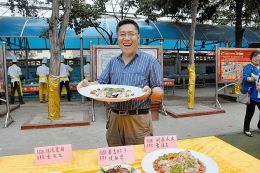 陳健開心地展示參賽菜品圖片由太原老年大學提供