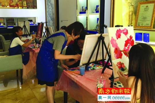 所謂學(xué)畫(huà)油畫(huà),更多是在玩畫(huà)畫(huà)。 周末怎么過(guò)?周六畫(huà)油畫(huà),周日做蛋糕……