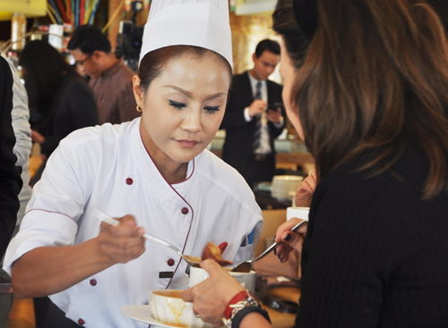 泰國(guó)名廚與嘉賓分享烹飪調(diào)料經(jīng)驗(yàn) 泰國(guó)名廚與嘉賓分享烹飪調(diào)料經(jīng)驗(yàn)