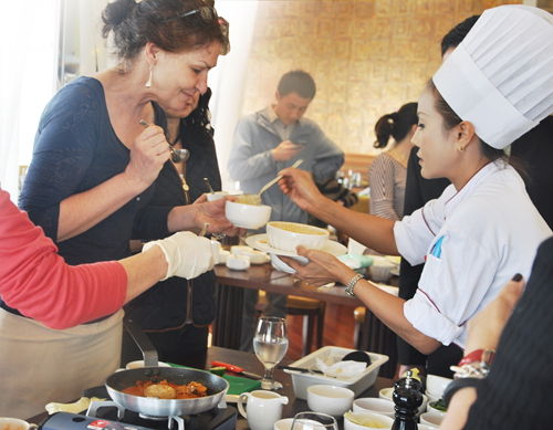 嘉賓品嘗泰國(guó)名廚烹飪的美食 嘉賓品嘗泰國(guó)名廚烹飪的美食