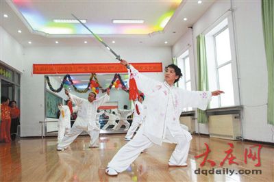 大慶“張三豐”是個(gè)奇女子 打太極18年溫暖身邊