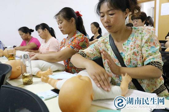 月嫂是怎樣“練”成的?