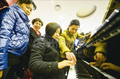 溫州兩家琴行為老人開設公益課堂 免費授課練琴