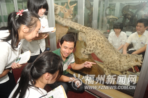 劉會堅帶給孩子們妙趣橫生的生物課。