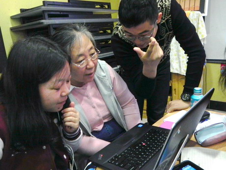 社區課堂教老年人電腦知識