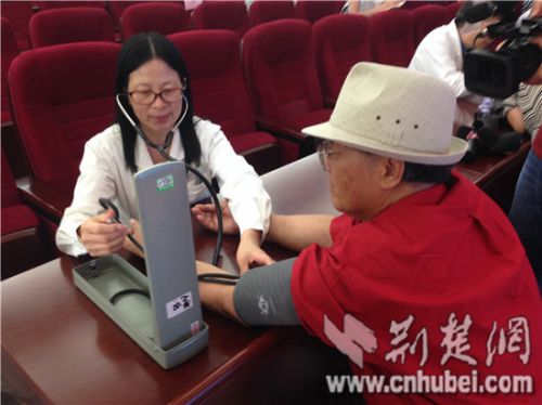 湖北醫學領軍人才為老年人傳授呵護心臟長壽秘