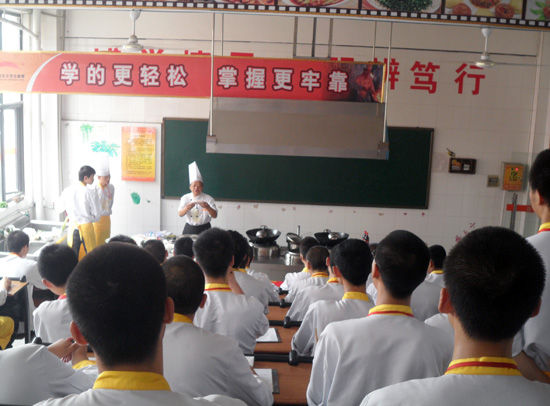 課堂上專注聽大師講課的同學(xué)們