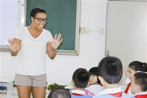 沒講臺、課桌不規則、學生會烹飪會剪紙
