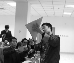 一張紅紙,經(jīng)過馮元平老師的三剪兩剪,就變成了一個人物肖像,惟妙惟肖的。
