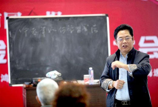 老師在課堂上講解中老年如何學(xué)習(xí)書法的經(jīng)驗(yàn)技巧。