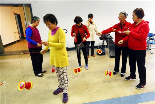58歲的方阿姨（左一）從10月的第一次空竹課程開(kāi)始一直跟老師們學(xué)習(xí)。