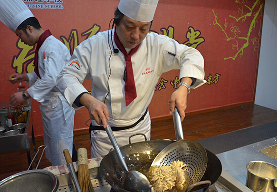 上海新東方烹飪學校:國宴大師來校授課 美味菜肴香滿園