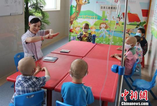 鄭州：白血病孩子“病房課堂”里過“兒童節”（圖）