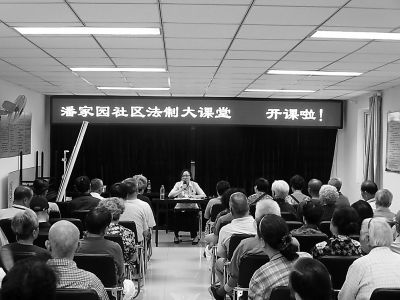 朝陽法院南磨房法庭胡莉芬法官日前應邀來到潘家園街道，為居民舉辦了一場關于繼承的普法講座，并與參加講座的社區居民進行互動，回答了大家關心的問題。生動、易懂的講座吸引了近百名社區群眾參加。