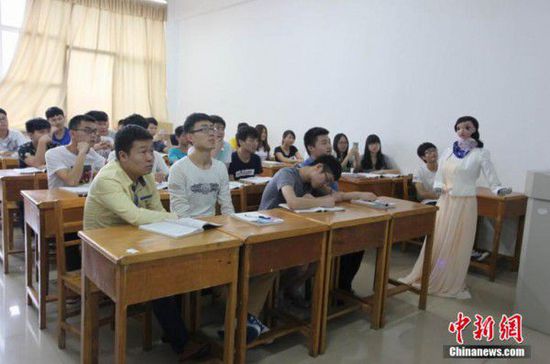 [多圖]江西九江一高校現(xiàn)“美女機器人”講課