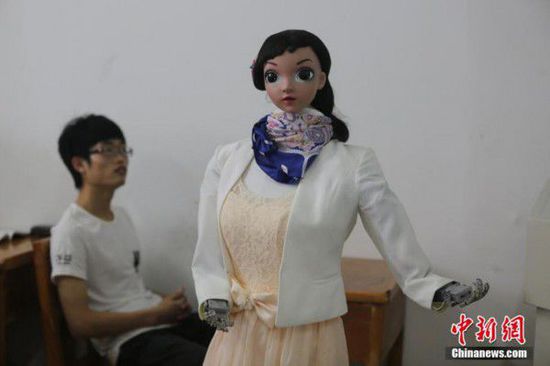 [多圖]江西九江一高校現(xiàn)“美女機器人”講課
