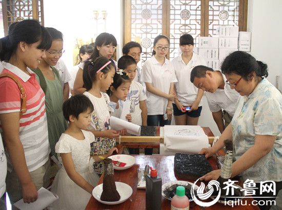東昌府區(qū)年畫社社長(zhǎng)徐秀貞展示年畫制作過程